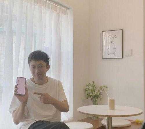 吃瓜娱乐圈金晨是谁配的,与神秘男子甜蜜同框，娱乐圈新恋情引热议